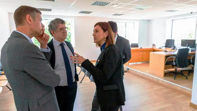 La consejera de Justicia, paula Fernández, en los juzgados de Medio Cudeyo.