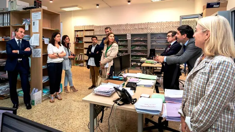 Las autoridades políticas y de justicia en la presentación de este servicio.