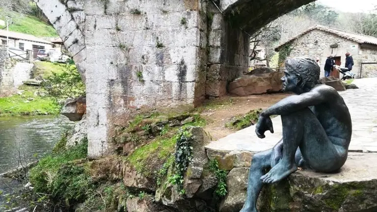 Escultura del Hombre Pez, en Li&eacute;rganes. R.A.