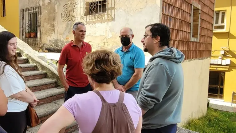 El concejal Miguel Saro junto a los vecinos.