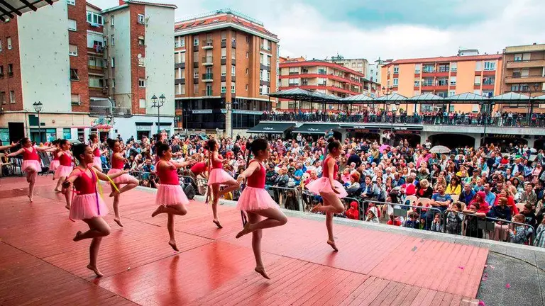 Espect&aacute;culo de danza en Camargo.