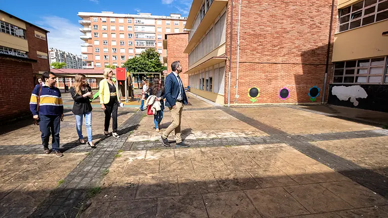 Visita de la consejera de Educación, Marina Lombó, al colegio Juan de la Cosa, en Santoña.