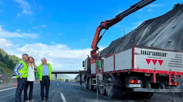 Visita de la delegada del Gobierno, Ainoa Quiñones, al desprendimiento en la haya, en Castro Urdiales.