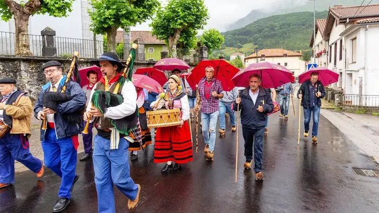 Los caminantes en albarcas suben a la ermita en Arredondo.