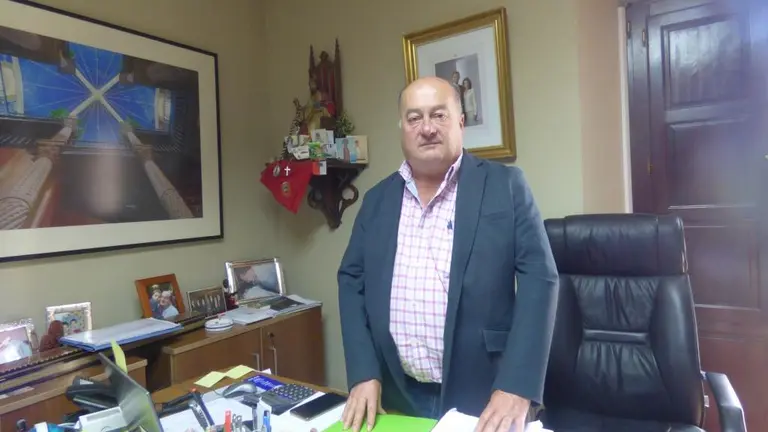 El alcalde de Villacarriedo, Ángel Sainz, en su despacho de la Casa Consistorial. R.A.