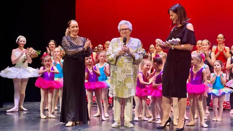 Un momento del reconocimiento a la artista vinculada al mundo de la danza en Santander.