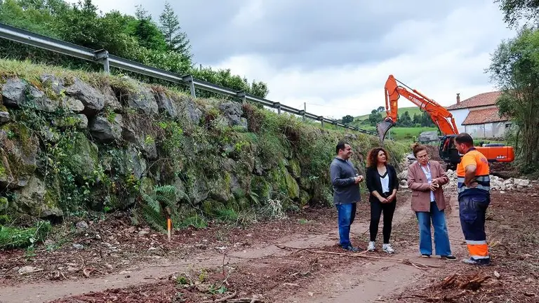 Las autoridades políticas visitan las obras en Ruiseñada.