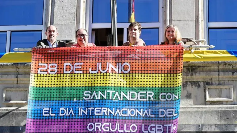 Despliegue de la lona del orgullo en el Ayuntamiento de Santander.