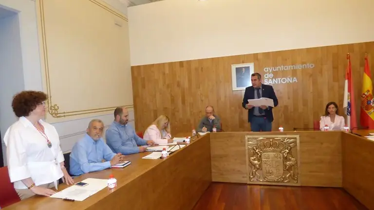 La nueva concejala del PP en Santoña, Clara María Ibáñez, tomó posesión del cargo. R.A.