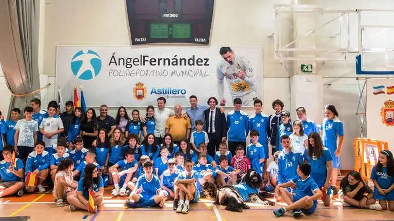 Acto de concesi&oacute;n del nombre del pabell&oacute;n de Astillero al jugador de balonmano, &Aacute;ngel Fern&aacute;ndez.