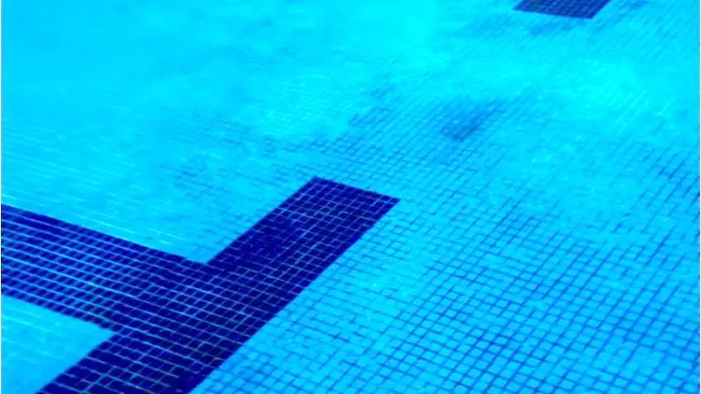 Fondo de la piscina del pabell&oacute;n Peru Zaballa, en Castro Urdiales.