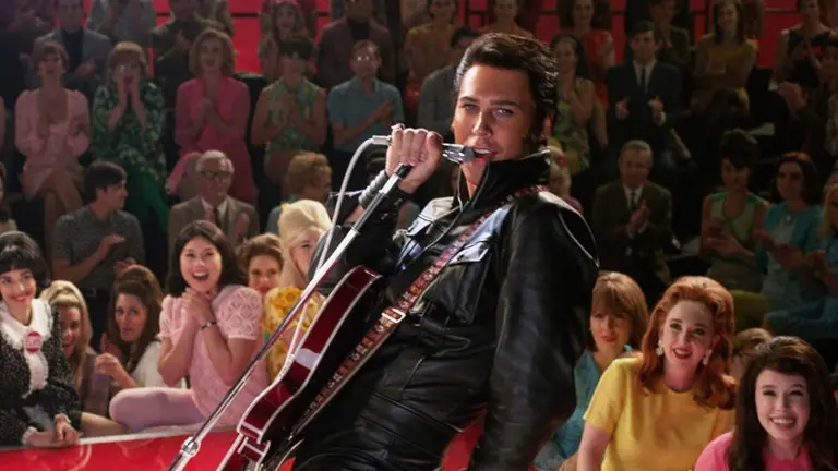 Fotograma de la película dedicada a Elvis en un concierto.