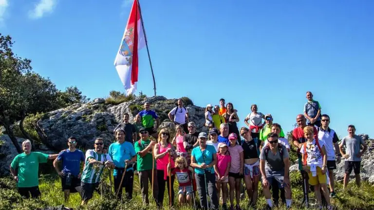Participantes en la subida al Pico Buciero, en Santo&ntilde;a. R.A.