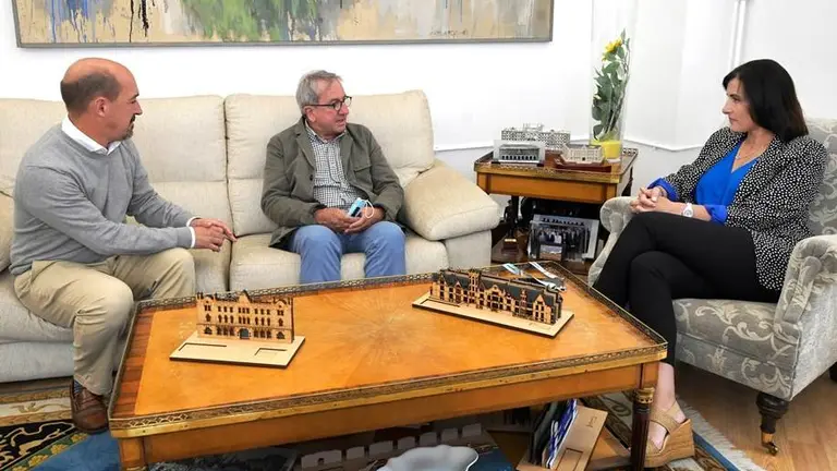 Reuni&oacute;n sobre la soledad no deseada en el Ayuntamiento de Santander.