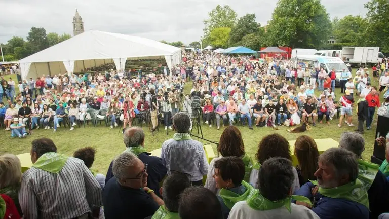 Asistentes a la fiesta del PRC en Latas, en Ribamontán al Mar.