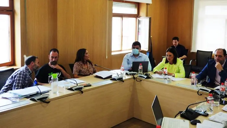 Los concejales en la sesión plenaria de Torrelavega. R.A.