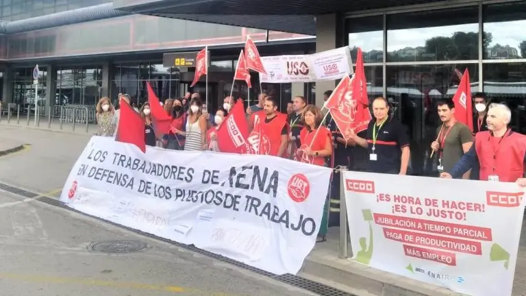 Concentración personal AENA en el Aeropuerto Seve Ballesteros.