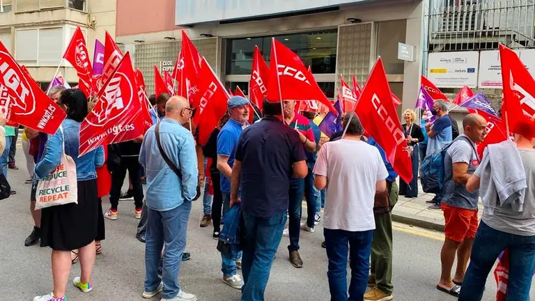 Concentración frente a la patronal de la CEOE en Santander.