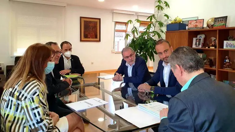 Reunión de la firma del acuerdo entre el Ayuntamiento de Torrelavega y la Universidad de Cantabria.