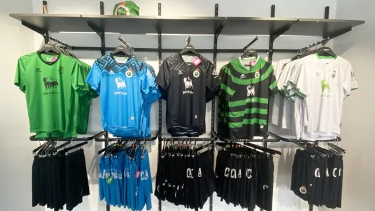 Equipaciones del Racing en la tienda del club.