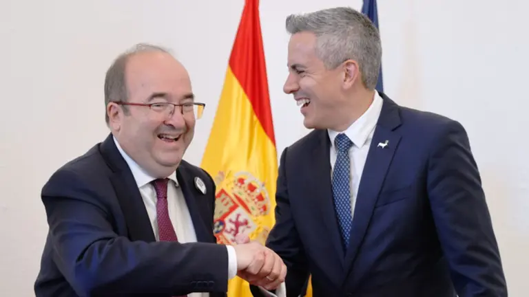 Firma del convenio para la puesta en marcha del Centro Internacional de Arte Rupestre de la Unesco.