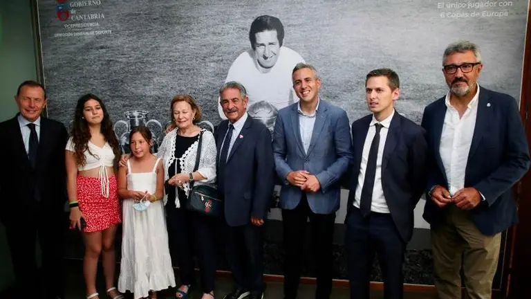 Acto de concesión del nombre de Paco Gente a la Casa del Deporte en Santander.