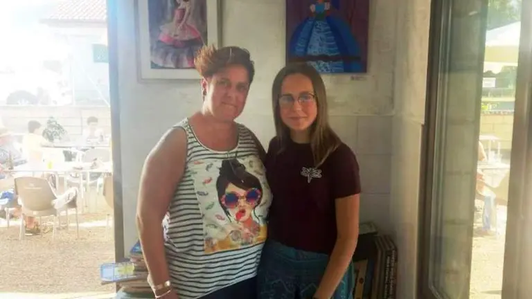 Madre e hija en la exposición