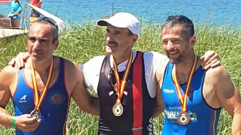 El remero Agust&iacute;n Garay en el centro con el metal de oro.