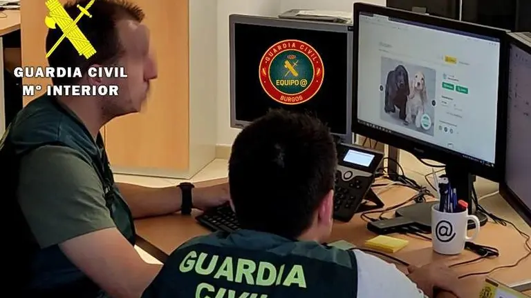 Agentes investigando la estafa online.