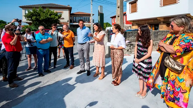Las autoridades pol&iacute;ticas con los integrantes de la Asociaci&oacute;n de Vecinos La Corbanera.