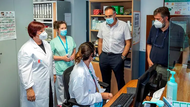 Las autoridades políticas se entrevistaron con los profesionales sanitarios en Potes.