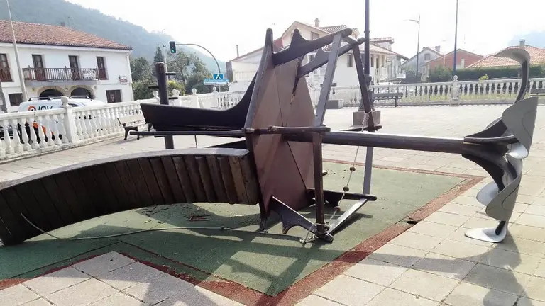 Acto de vandalismo en el parque infantil de Argoños, situado junto a la pista polideportiva.