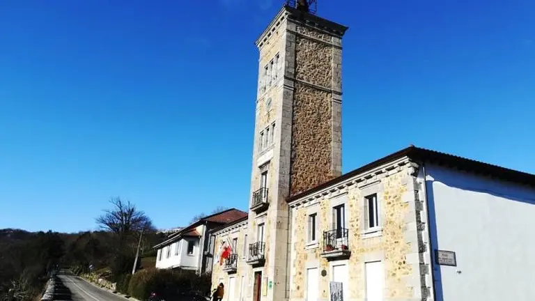 Ayuntamiento de Soba donde se debió celebrar el Pleno. R.A.