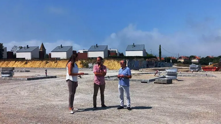 Visita a las obras de urbanizaci&oacute;n del terreno donde se ubicar&aacute; el futuro polideportivo.