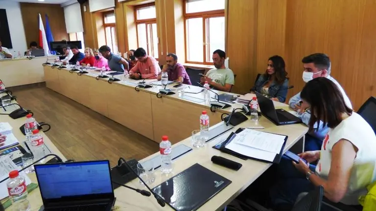 Concejales de la ACPT en un Pleno municipal de Torrelavega.