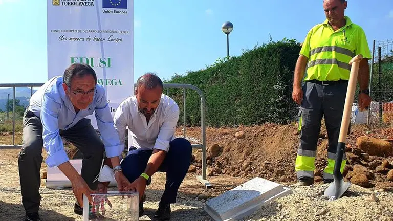 Acto de la colocación de la primera piedra de la Tecnoteca en Torrelavega.