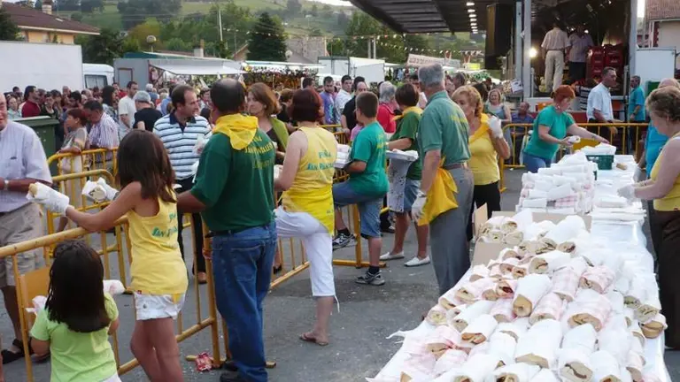 Reparto en Li&eacute;rganes de bocadillos de queso. R.A