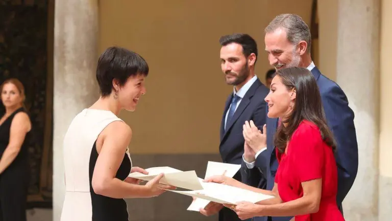Un momento del acto de entrega del premio por parte de los Reyes a la enfermera.