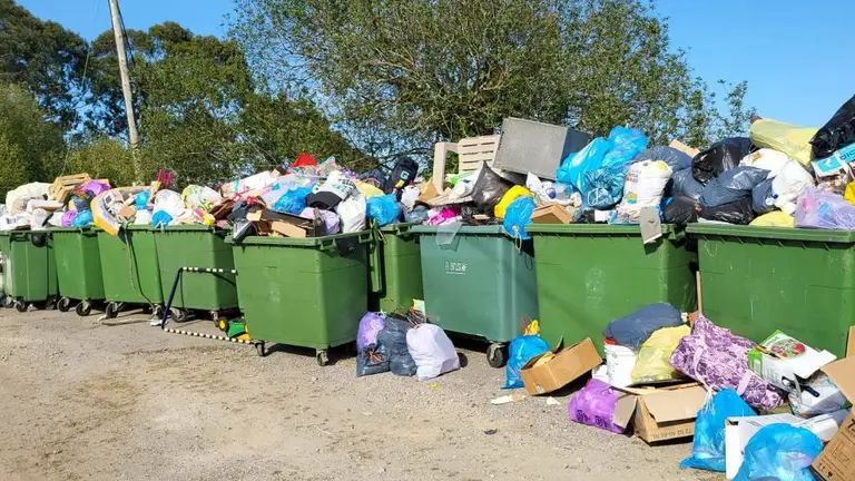 Contenedores llenos de basura en Bareyo.