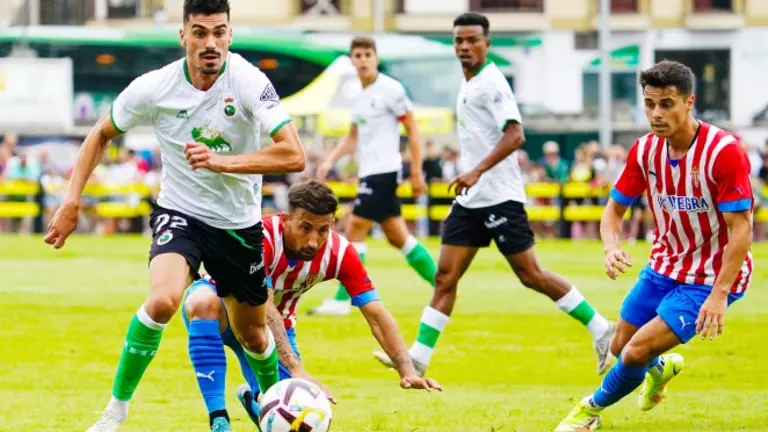 Partido amistoso de pretemporada entre el Racing y el Sporting de Gij&oacute;n en Sar&oacute;n.