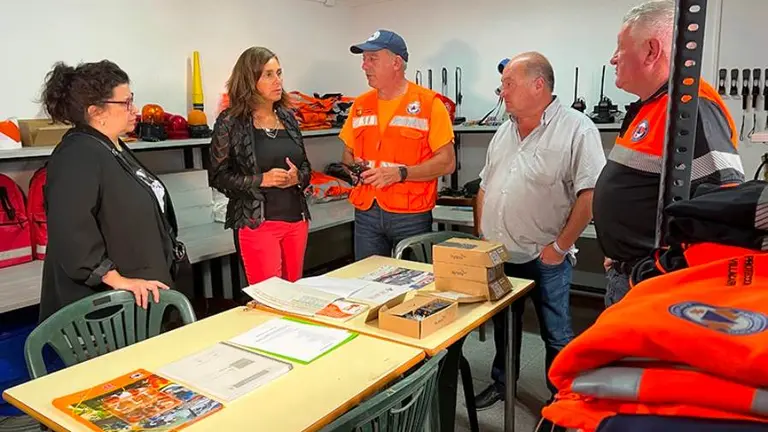 Entrega de material a Protección Civil en Villacarriedo.