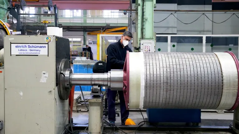 Trabajadores de una industria cántabra.