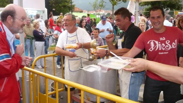 Concurso de Marmite en el barrio de Ancillo, en Argo&ntilde;os.