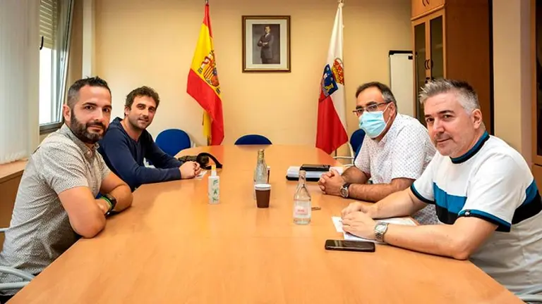 Reunión del consejero de Sanidad con representantes de CanCela.
