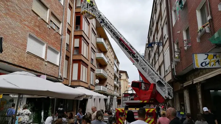 Un momento de la intervención de los Bomberos en la vivienda de Santoña. Nyka Goicoechea