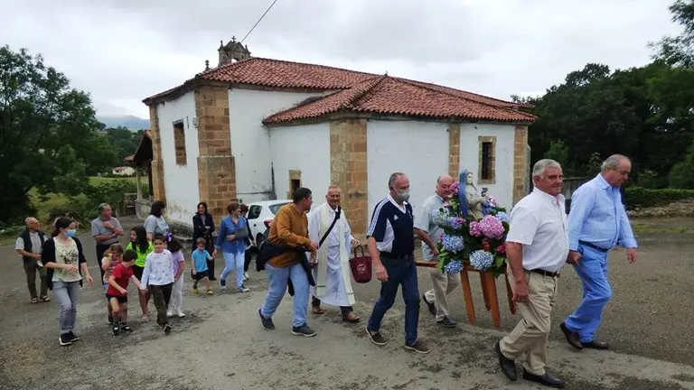 La localidad de Tezanos, en Villacarriedo, cumpli&oacute; con la tradici&oacute;n. R.A.