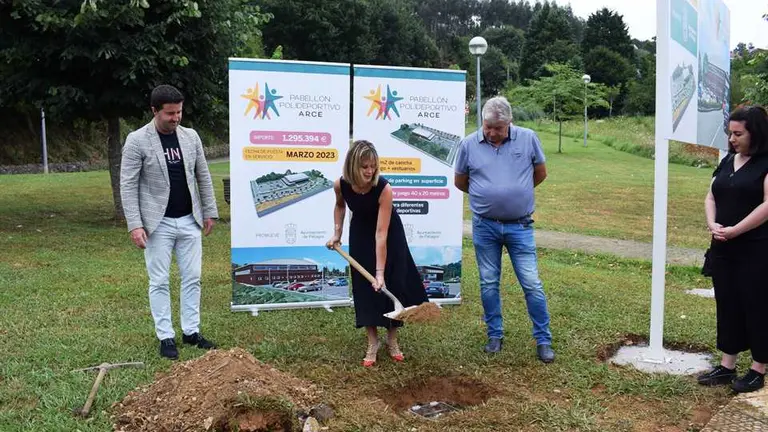 Colocaci&oacute;n de la primera piedra del polideportivo en Arce, en Pi&eacute;lagos.