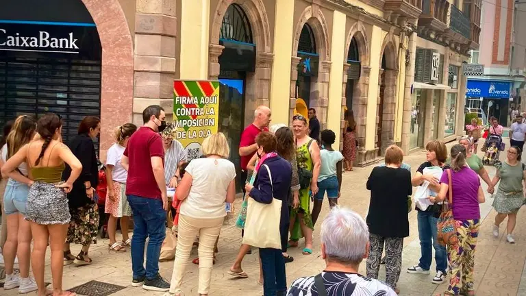 Mesa de recogida de alegaciones a la ORA en Torrelavega.