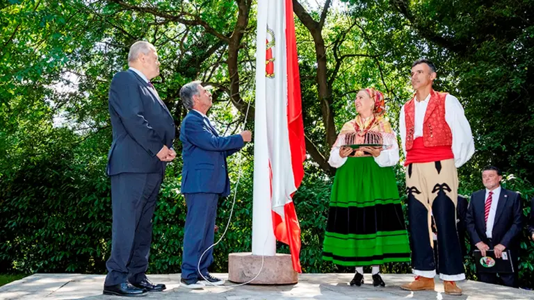 El presidente de Cantabria, Miguel Ángel Revilla, en el momento de izar la bandera de Cantabria.