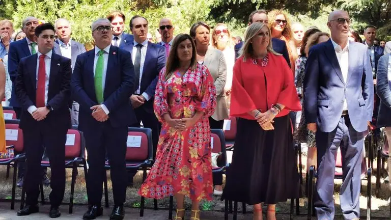 Autoridades políticas en el acto del Día de las Instituciones en Puente San Miguel.